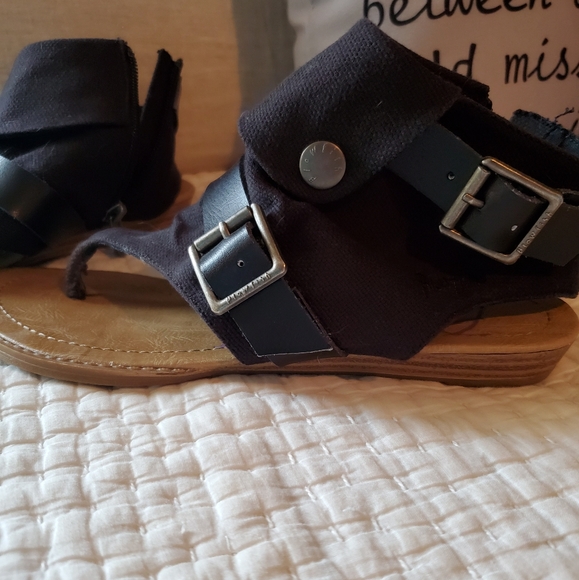 Sandals - Picture 2 of 6